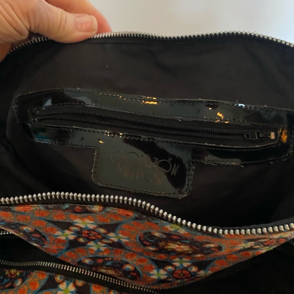 Large vibrant purse/bag with multiple zippers and snaps. Made in Mexico. - Picture 4 of 16